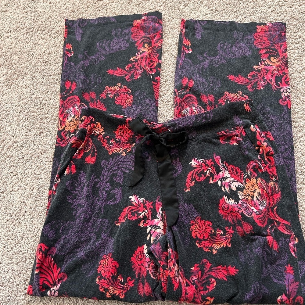 Soma Black Purple & Red Women’s PJ Set
Long Sleeves w Pants
Size S - Picture 7 of 8
